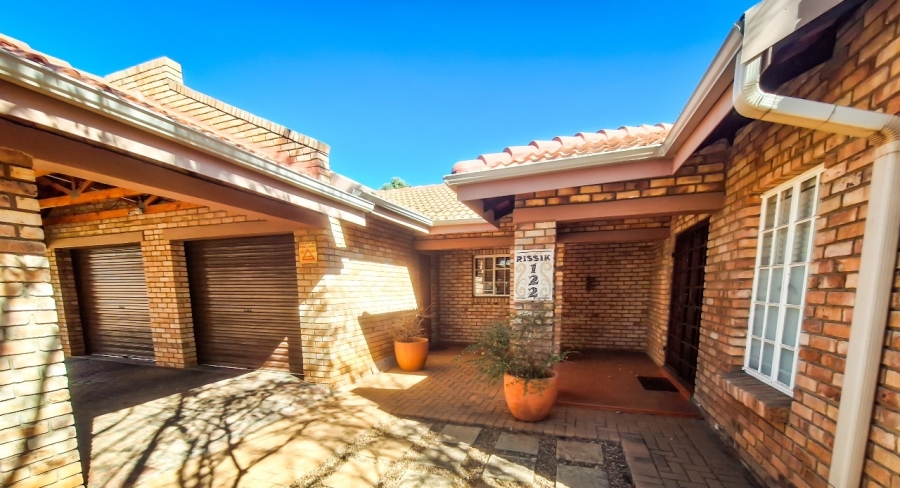 4 Bedroom Property for Sale in Kannoniers Park North West